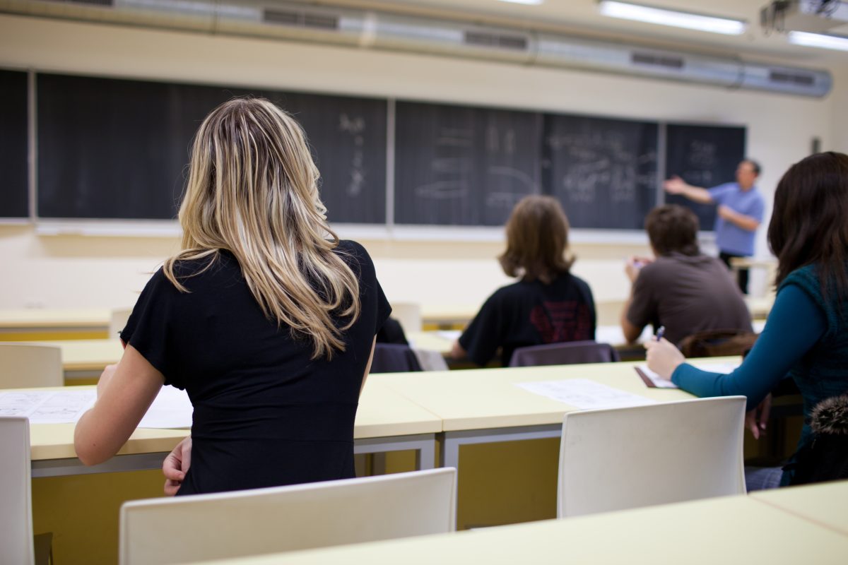 Młodzi ludzie studenci na sali wykładowej
