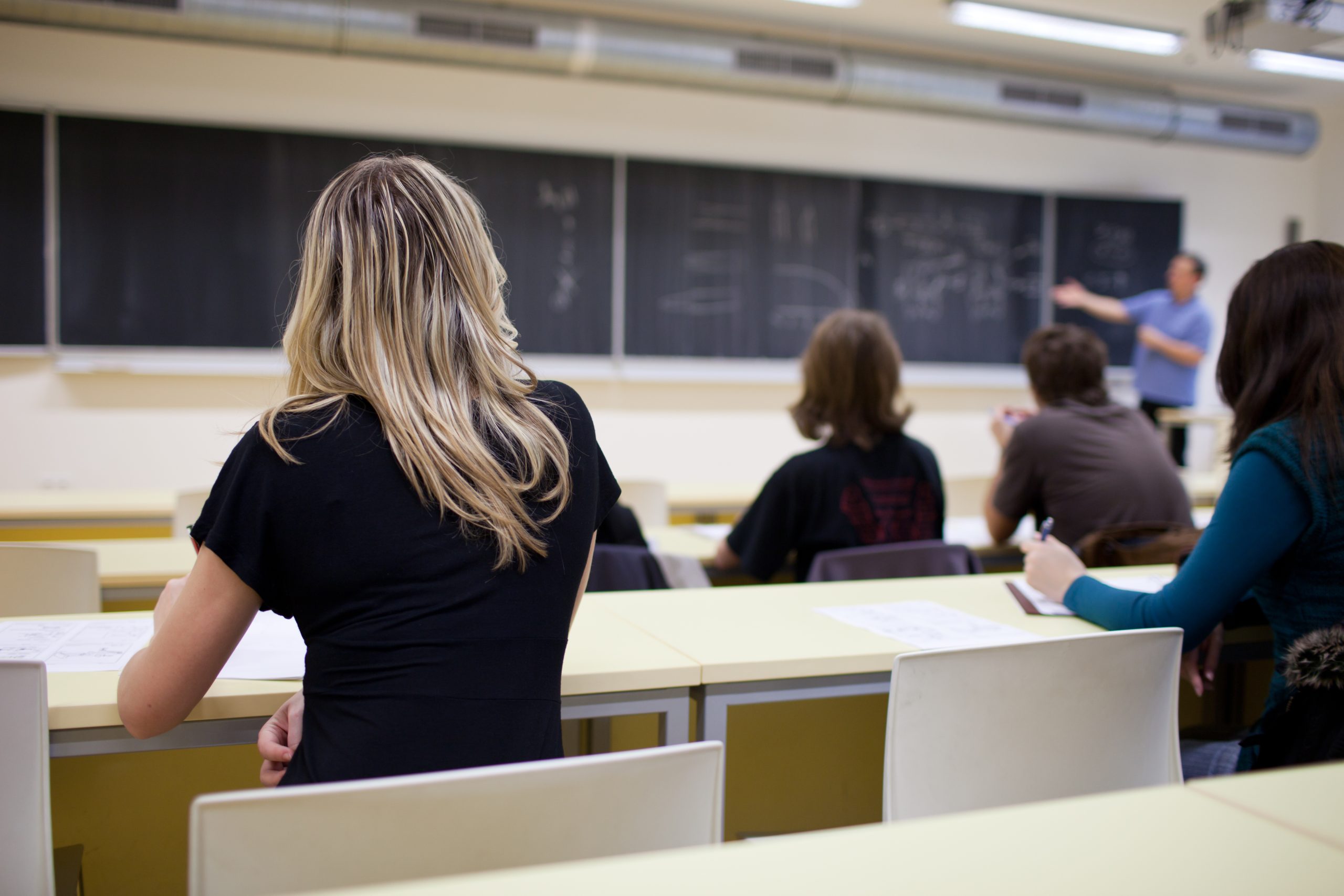 Młodzi ludzie studenci na sali wykładowej