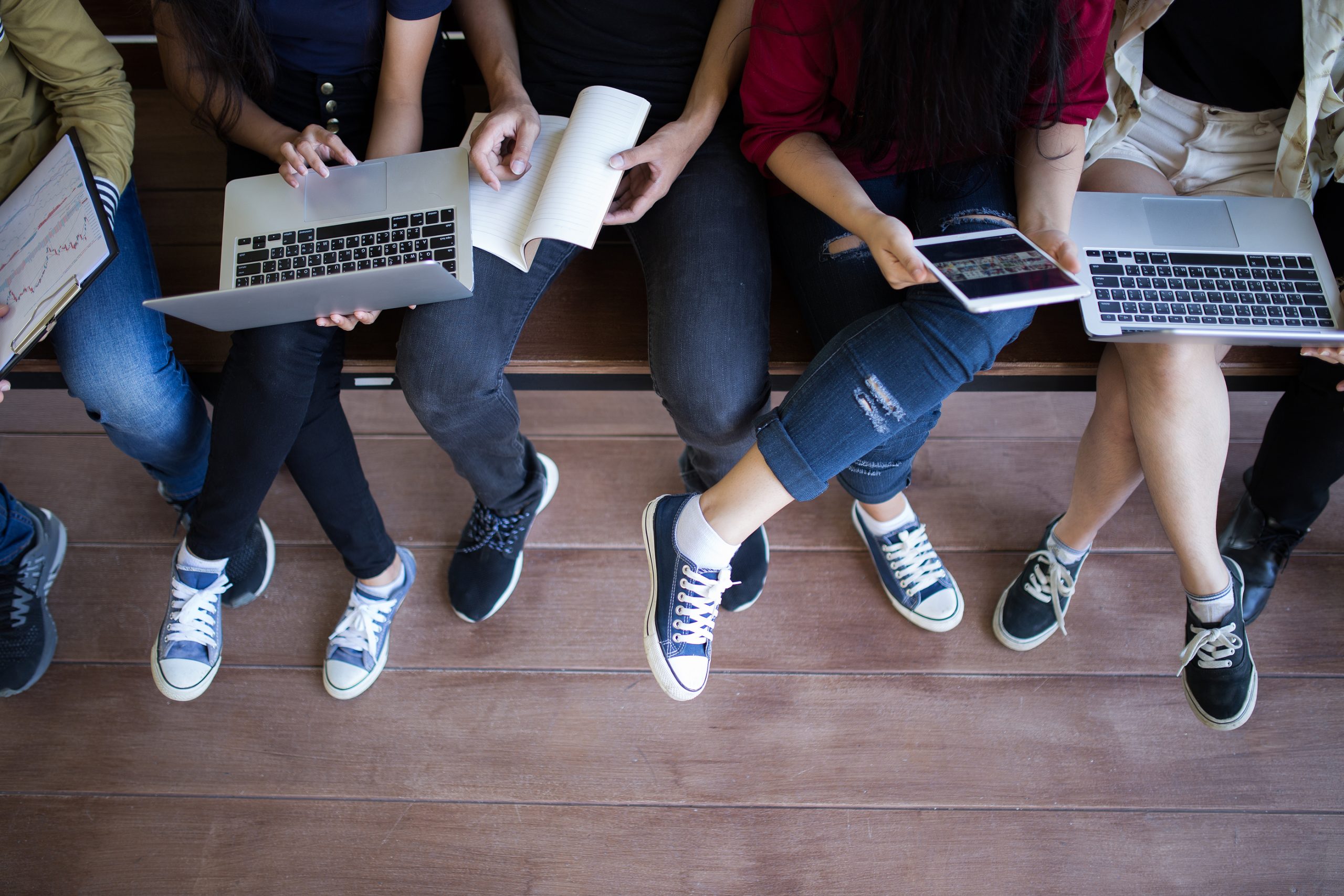 studenci z laptopem i notatnikiem